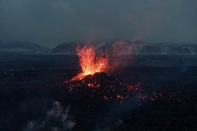 No mesmo dia 19, o vulcão na região de Grindavik entrou em erupção. Mais de 4 mil moradores já haviam sido retirados de uma cidade próxima