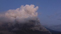 Erupção põe a Indonésia em alerta máximo; quase 2.000 pessoas deixam aldeias (Agus Harianto/AFP - 04.12.2022)