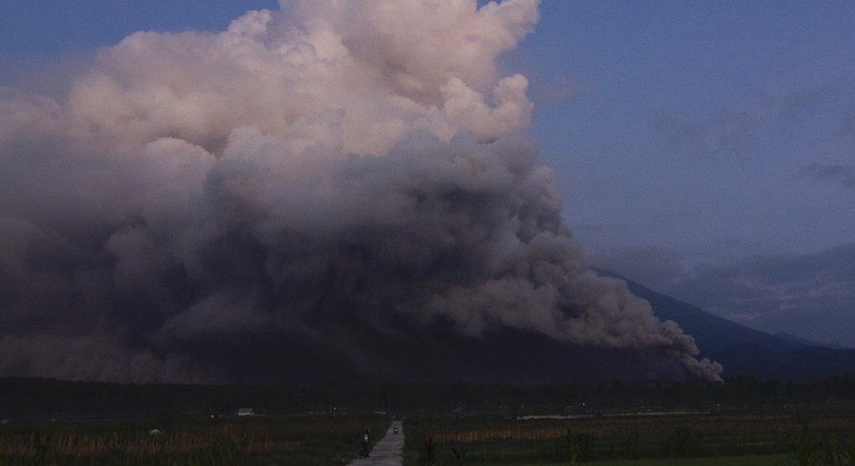 Vulcão monte Semeru, na ilha de Java, na Indonésia, entra em erupção
