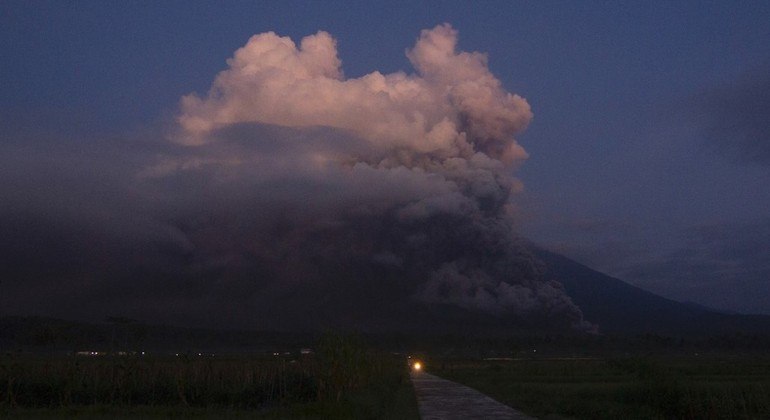 Indonésia entra em alerta máximo depois da erupção do vulcão Monte Semeru