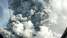 Indonésia: vulcão entra em erupção e emite cinzas a 7 km de altura