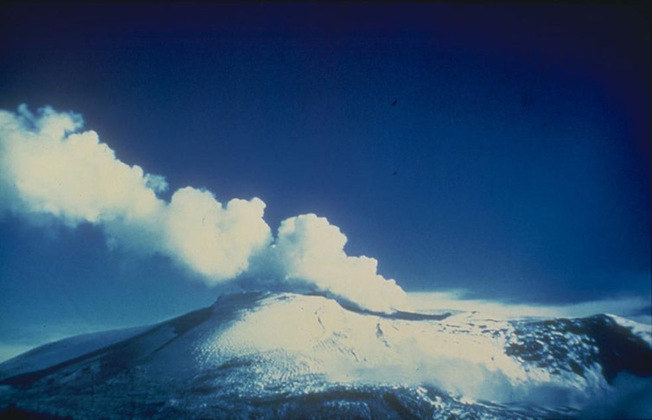 Vulcão Nevado del Ruiz (Colômbia) - O monte tem neve eterna, na cordilheira Central, nas regiões de Calima e Tolima. Sua última grande erupção ocorreu em 1985, destruindo a cidade de Armero e matando 25 mil pessoas. 