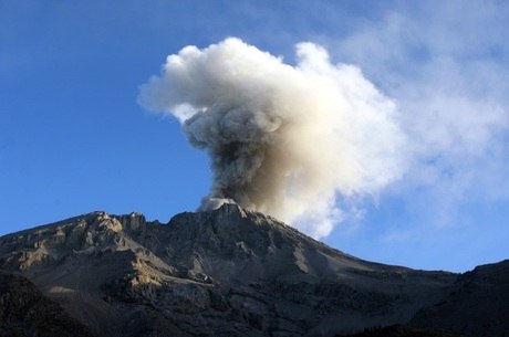 Resultado de imagem para vulcao ativo no peru