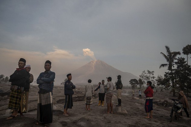 A operação de retirada de moradores prossegue nesta segunda-feira (5) na ilha indonésia de Java, um dia após a erupção do vulcão Semeru, onde a atividade parece menor. Quase 2.500 moradores deixaram a região e foram levados para 11 abrigos depois que o vulcão na maior montanha da ilha de Java entrou em erupção