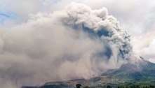 Vulcão Sinabung entra em erupção na ilha de Sumatra, na Indonésia 