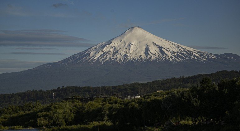 Vista do vulcão Villarrica, localizado a cerca de 800 quilômetros ao sul de Santiago