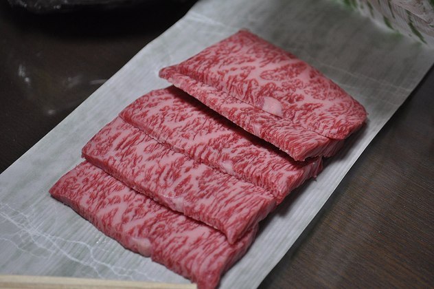 Wagyu é qualquer uma das quatro raças japonesas de gado de corte. Essa carne recebe nomes de lugares. Exemplos: o bife Matsusaka (foto) e o Bife Kobe. 