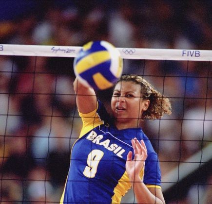 No ano seguinte, a central ajudou o país a ficar com o bronze na Olimpíada de Sydney. Depois de um período longe da seleção, ela voltou a ser convocada por José Roberto Guimarães e fez parte do time que ficou com o 4º lugar nos Jogos de Atenas 2004