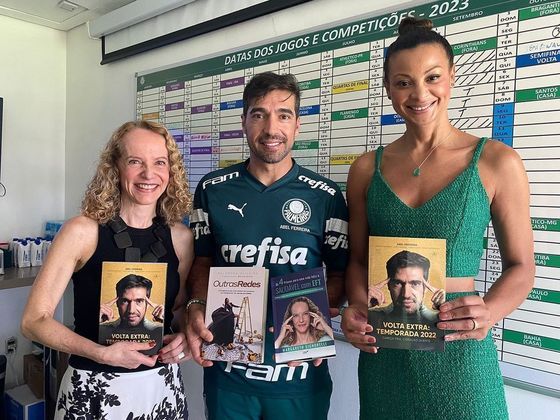 Walewska estava em São Paulo para gravar um podcast nesta quinta-feira sobre sua carreira no vôlei e divulgar seu livro, contando sua trajetória na carreira. Durante sua passagem por São Paulo, Walewska esteve no centro de treinamento do Palmeiras e se encontrou com o técnico Abel Ferreira