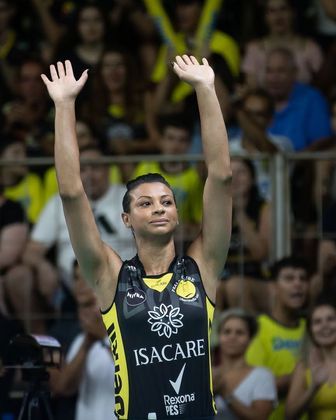 A jogadora conquistou a medalha de ouro com a seleção brasileira nos Jogos Pan-Americanos de Winnipeg, no Canadá, em 1999 