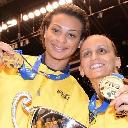 Natural de Belo Horizonte, Walewska começou a sua carreira profissional no vôlei em 1995, atuando pelo Minas Tênis Clube, equipe na qual ficou até 1998, quando foi convocada pelo técnico Bernardinho pela primeira vez para a seleção brasileira