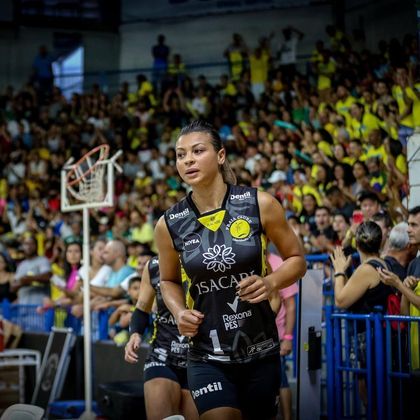 Ela foi duas vezes campeã da Superliga Brasileira, três vezes da Supercopa e uma vez do Troféu Super Vôlei e do Campeonato Mineiro