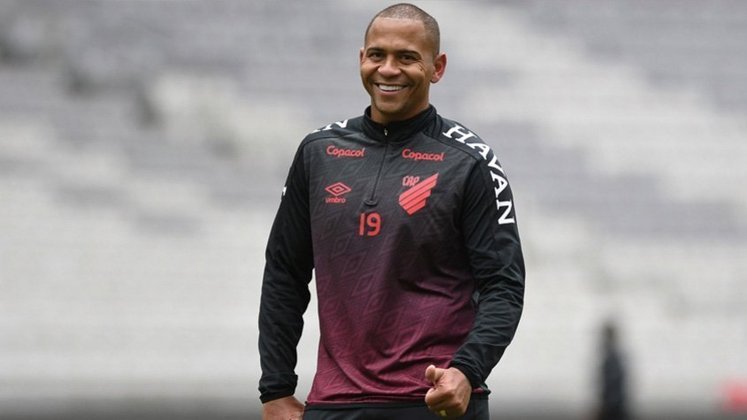 WALTER: vai disputar o Campeonato Pernambucano pelo Santa Cruz./ Passagens por Athletico-PR, Goiás e Internacional.