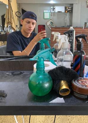 Walyson tem barbearia na zona leste e trabalha desde os 12 anos