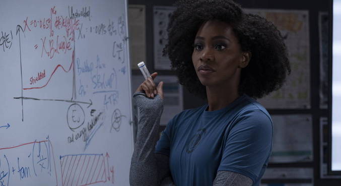 Teyonah Parris também brilha em cena como a agente Monica Rambeau