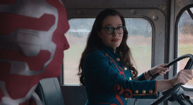 Rostos conhecidos como o de Kat Dennings, a cientista Darcy, surgem na série