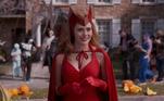 Elizabeth Olsen, a Wanda MaximoffQueridinha do público atualmente, até Elizabeth Olsen já teve seu momento de 'cancelada' na web. A intérprete da Feiticeira Escarlate não tinha prestado uma homenagem ao ator Chadwick Boseman, o Pantera Negra, depois da morte dele, diferentemente de grande parte do elenco da Marvel. Após cobranças dos fãs, ela desativou sua conta no Instagram. Em outro caso, Elizabeth foi acusada de racismo por falar de Wanda usando o termo 'cigana', que é considerado ofensivo pelo povo Romani. Após ser alertada em 2015 do erro, ela voltou a repetir a expressão em 2021