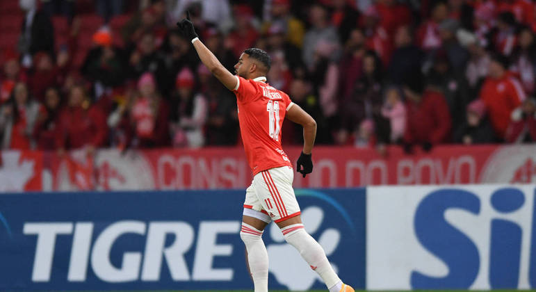 Wanderson foi o destaque do Colorado na vitória sobre o Flamengo