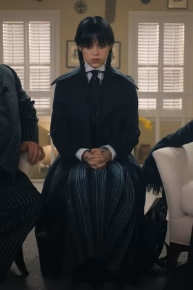 Os looks com camisa e gravata estão entre os preferidos da filha mais velha de Mortícia e Gomez