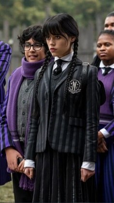 Até o uniforme da escola da personagem na série tem tons mais escuros, diferente dos demais colegas de classe