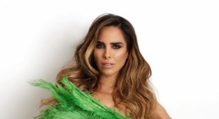 Wanessa posou só com plumas sobre o corpo
