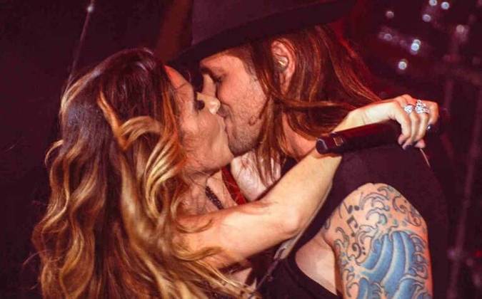 Os dois cantaram juntos a música Bye Bye Tristeza, de Sandra de Sá, e encerraram a apresentação com um beijão