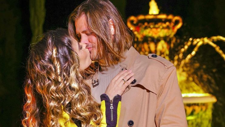 Com o tempo, Dado Dolabella passou a acompanhar Wanessa Camargo em shows e diversos outros compromissos profissionais. Ele já foi visto babando pela cantora e não dá para negar que eles formam um casal fofo e apaixonado. Dessa forma, o ator conseguiu se distanciar um pouco das polêmicas do passado e tem causado uma impressão um pouco mais positiva no público
