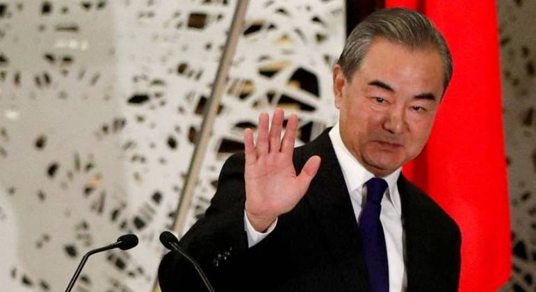 Wang Yi, ministro das Relações Exteriores da China, acena em entrevista coletiva em Tóquio