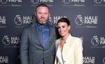 Em documentário sobre a vida do astro do futebol inglês Wayne Rooney, a esposa do jogador, Coleen Rooney, confirmou pela primeira vez publicamente que perdoou uma série de traições do companheiro, que já foi flagrado visitando locais de entretenimento adulto. 'Não estaria aqui se eu não tivesse perdoado', disse Coleen