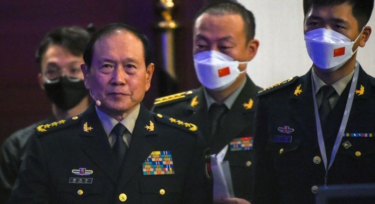 Ministro da Defesa Wei Fenghe, sem máscara, durante encontro em Singapura neste domingo (12)