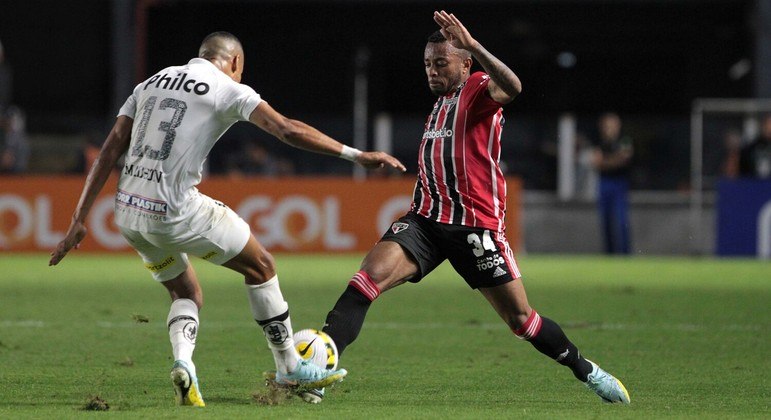 Welington e Madson disputam bola em SanSão