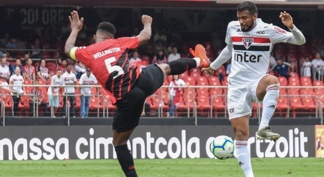 Wellington e Reinaldo disputam bola no meio-campo no São Paulo x Athletico