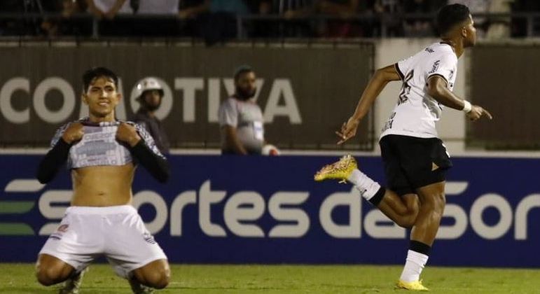 Wesley comemora o gol que deu a classificação ao Corinthians