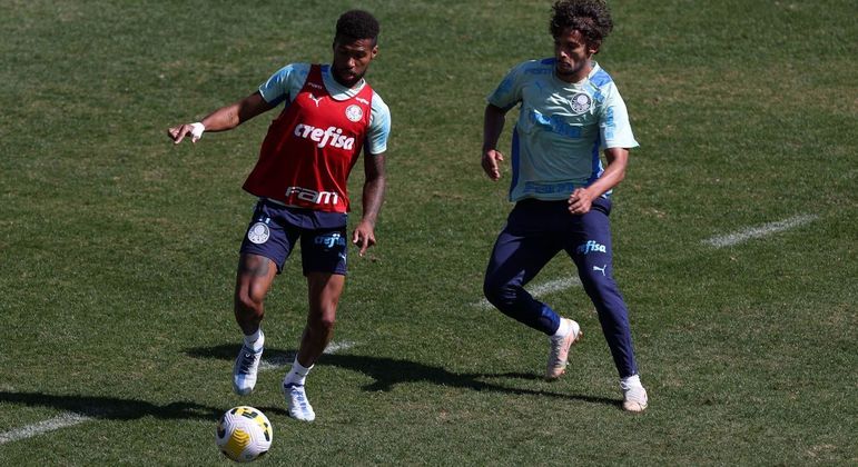 Wesley e Gustavo Scarpa disputam a bola durante treino pelo Palmeiras nesta temporada