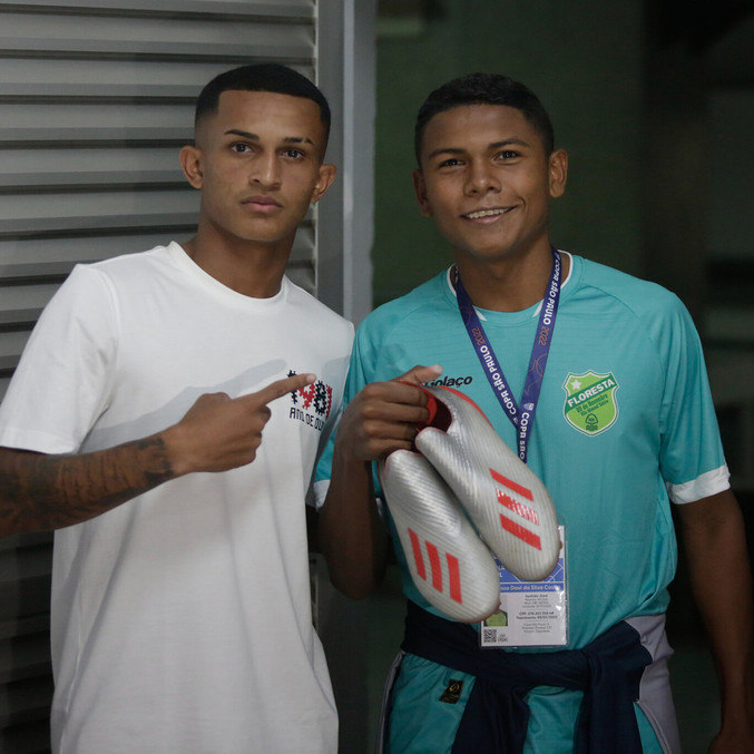 Wesley, do Flamengo, doa chuteira a jogador do Floresta: 'Sempre que puder  ajudar os outros, vou ajudar' - Lance!