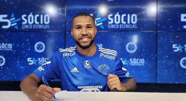 10. Wesley Ribeiro - CruzeiroFechando o Top 10 de maiores contratações do futebol brasileiro, temos o atacante Wesley, que saiu do Palmeiras, em dezembro de 2022, para assinar com o clube de Ronaldo Fenômeno. O atleta custou cerca de R$ 15 milhões à SAF da Raposa