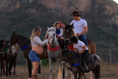 Safadão com a família em meio aos cavalos