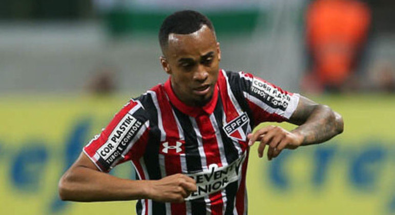 Cenário semelhante se repetiu com Wesley. Ele não renovou com o Palmeiras e foi jogar no Morumbi, na virada de 2014 para 2015, após supostamente ter assinado um pré-contrato com o São Paulo