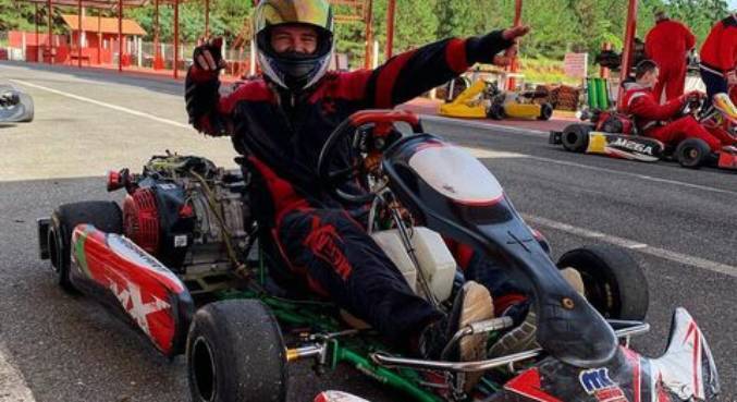 Wesley Schmitt se divide entre duas paixões: a atuação e o kart 