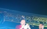 O trio elétrico de Wesley Safadão agitou a Barra da Tijuca, no Rio de Janeiro, na madrugada deste sábado (23). O cantor sertanejo recebeu convidados, como o comediante Tirulipa