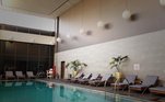 Além da piscina com ondas e a piscina da área externa, o hotel também possui uma piscina interna aquecida