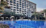 O Westin Doha Hotel & Spa conta com uma enorme piscina na parte exterior