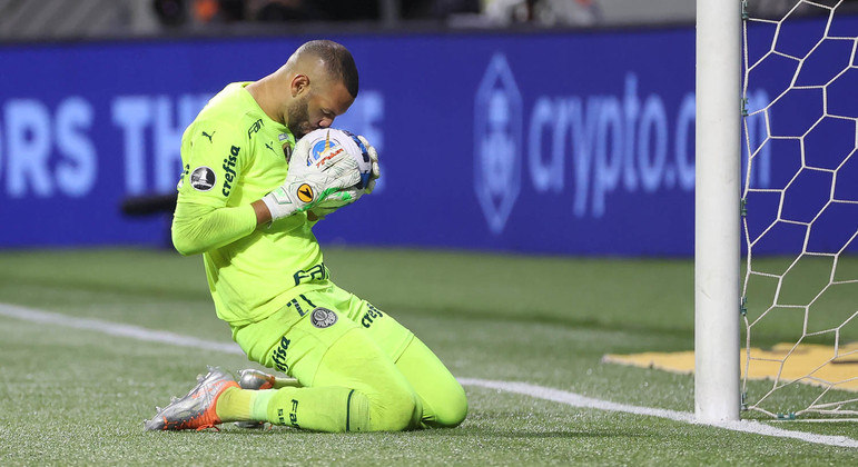 ELE MERECE! Weverton é eleito melhor goleiro do mundo