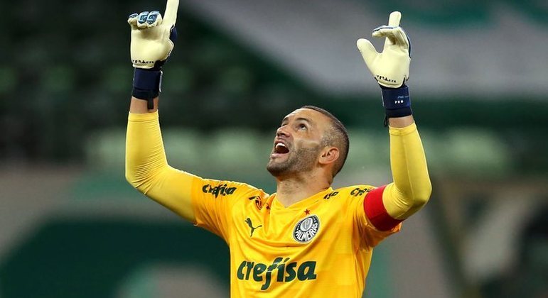 Weverton exibe bolas alusivas às finais da tríplice coroa do Palmeiras
