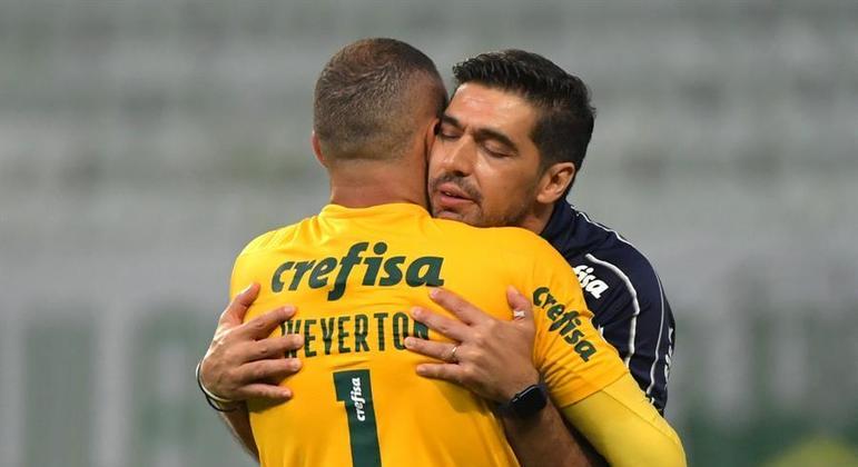 Aliviado, Abel Ferreira comemora classificação do Palmeiras com Weverton