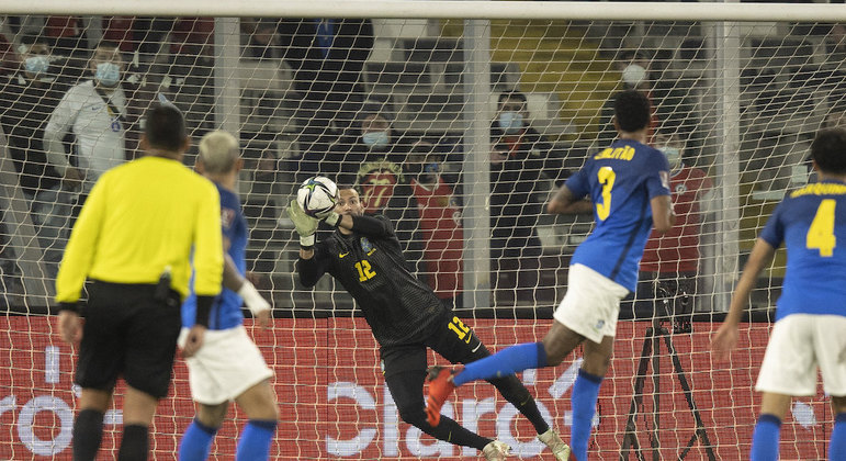 Weverton defende a bola durante partida das Eliminatórias da Copa do Mundo contra o Chile