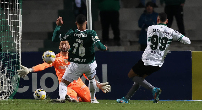 Weverton defende o chute de Clayton do Coritiba e Palmeiras venceu por 2 a 0 no Brasileirão