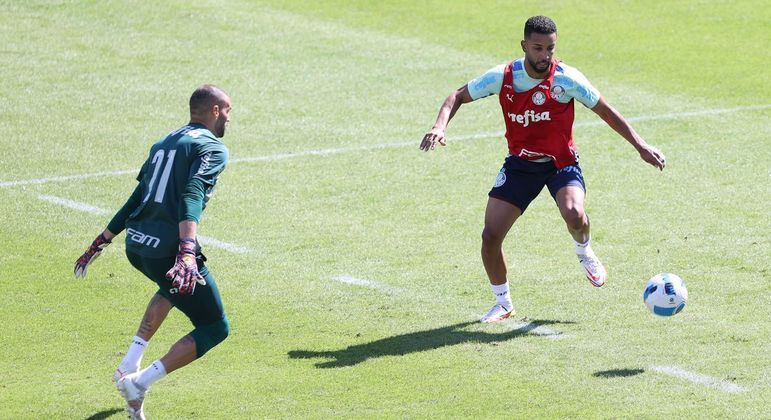 Weverton e Jorge (à direita) participam de última atividade do Palmeiras antes pegar o Emelec