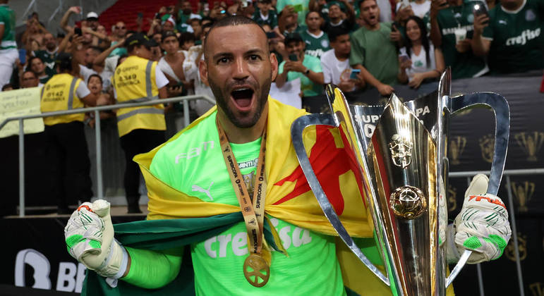 Weverton, goleiro do Palmeiras, com o troféu da Supercopa do Brasil