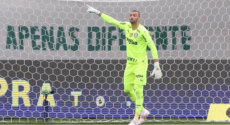 Goleiro Weverton fala com a defesa do Palmeiras durante o jogo contra o RB Bragantino